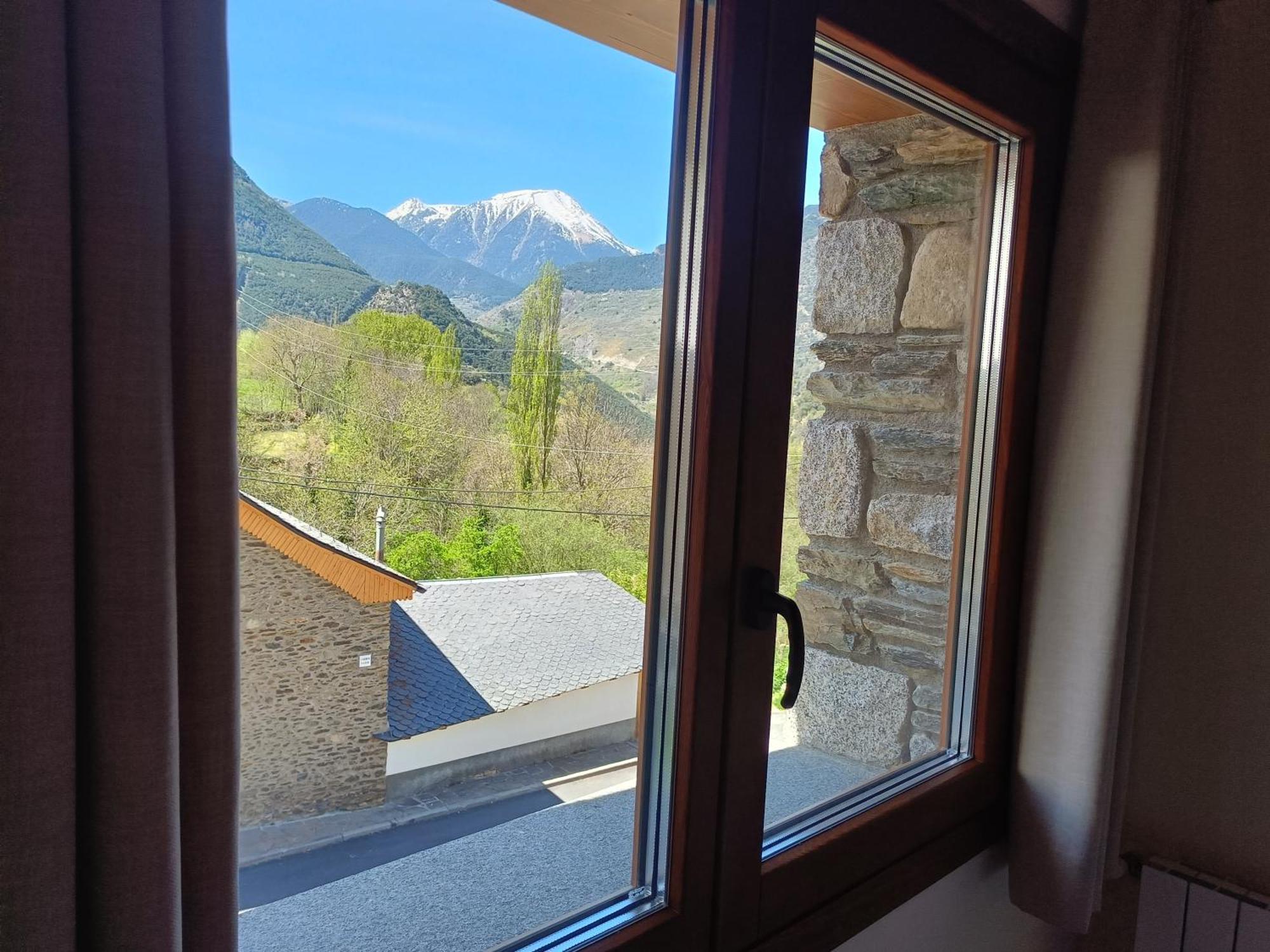 Apartaments Rural Berrós La Guingueta D'Aneu Habitación foto
